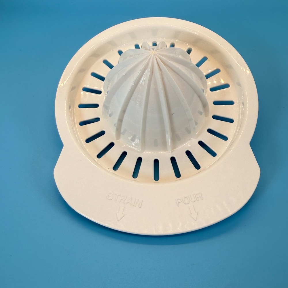 Pampered Chef Manual Citrus Juicer Reamer Strainer White Plastic Model 2305